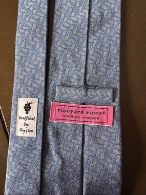 Vineyard Vines Light Blue Textured Silk Tie with Pink Label